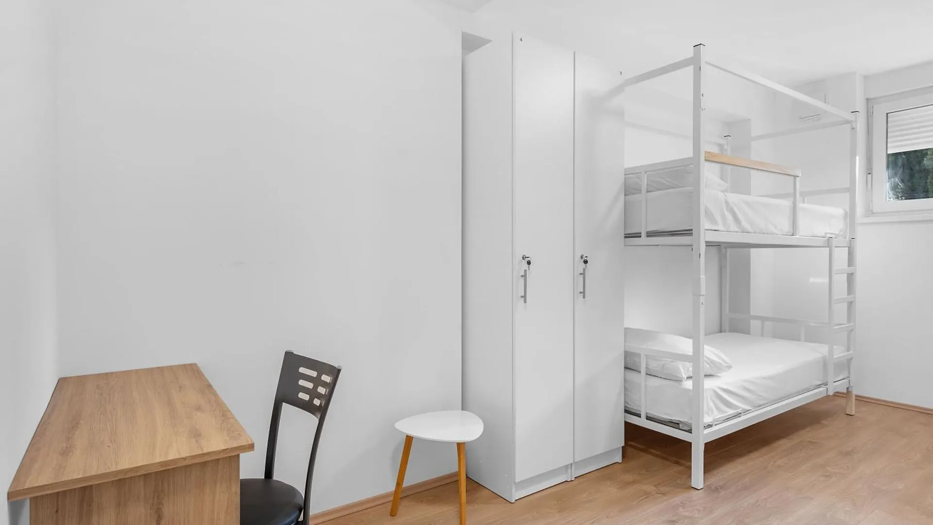 Shared Room In Hostel - Bunk Bed Split